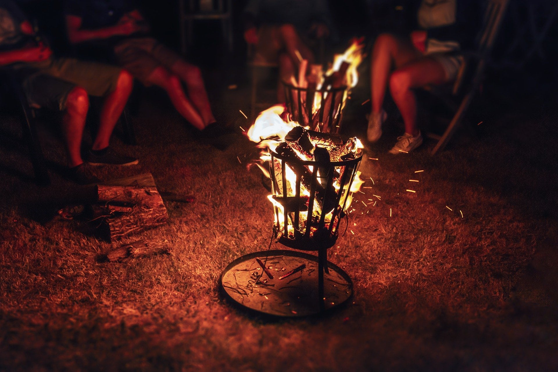 Ein gemeinsames Lagerfeuer kann zu einer wunderschönen Geschenkidee und Begegnungsmöglichkeit für gute Freunde und Freundeskreise werden.