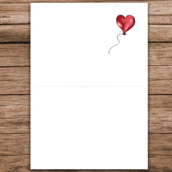 Der rote Herzluftballon auf der Trauerkarte Luftballon und Grenzstein lässt sich nicht festhalten und zeigt so: Die Liebe kennt keine Grenzen. Sie ist stärker als der Tod.