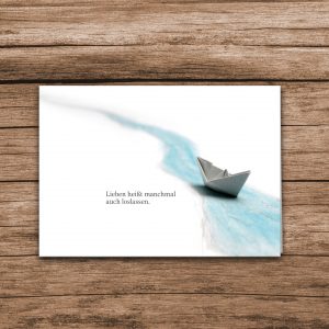 Das Papierschiff und der Trostspruch auf der Trauerkarte Papierschiff Aquarell erzählen davon, dass Lieben auch manchmal loslassen bedeutet.