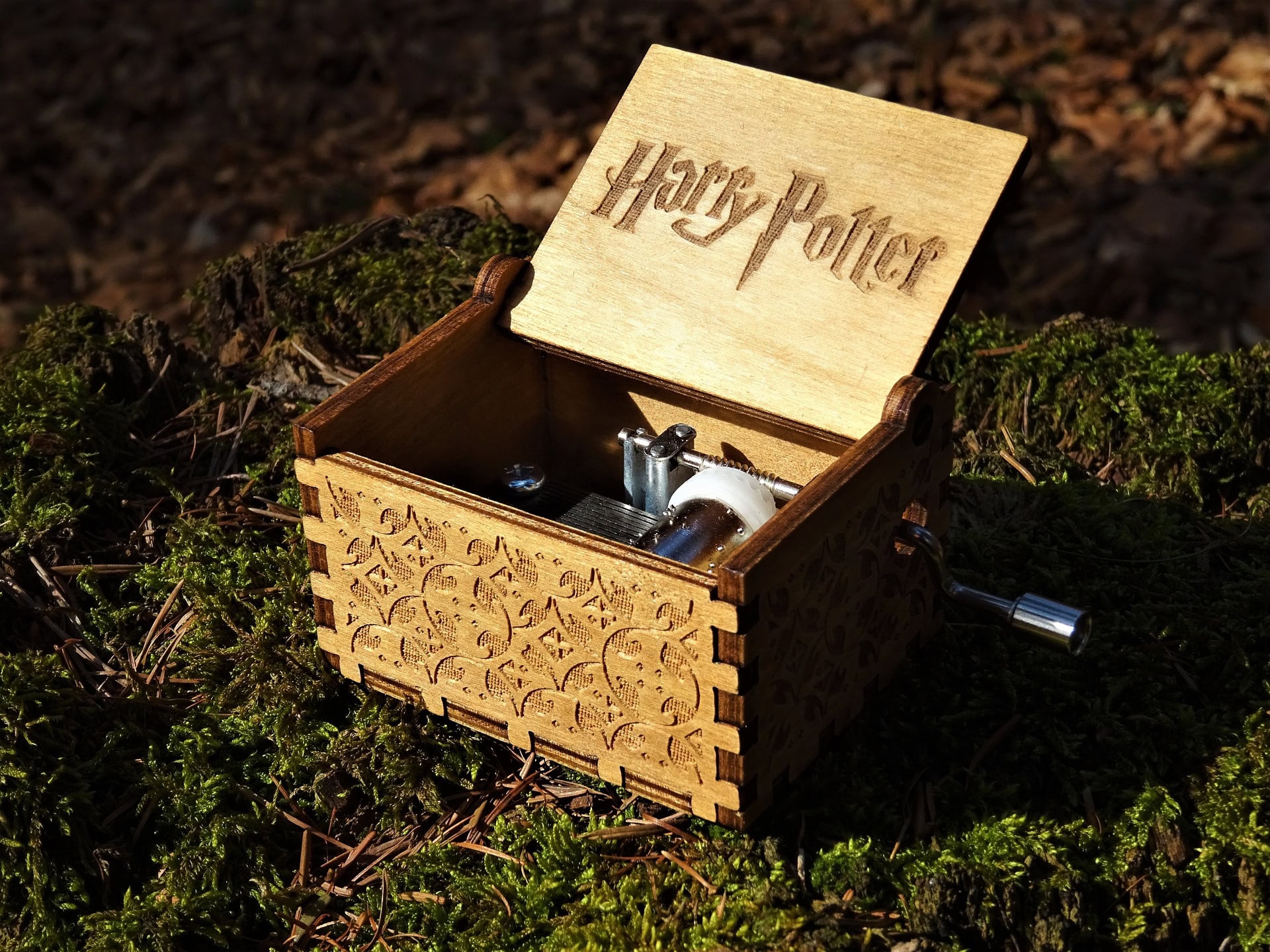 Auch J. K. Rowling hat bemerkenswerte Trauersprüche in Filmen der Hsrry-Potter-Reihe platziert.