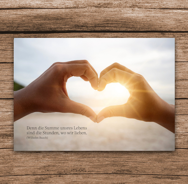 Trauerkarte Herz und Liebe mit einem hand-heart in der Abendsonne.